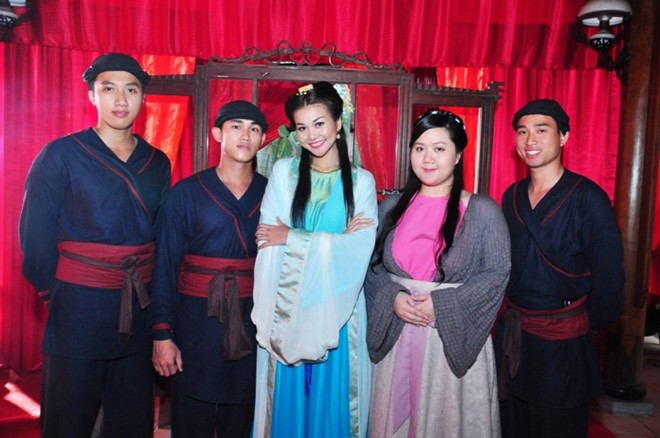 Tạo hình cổ trang của các nhân vật, trong đó có Thanh Hằng, ở Bản tình ca. Tạo hình cổ trang của các nhân vật, trong đó có Thanh Hằng, ở Bản tình ca.