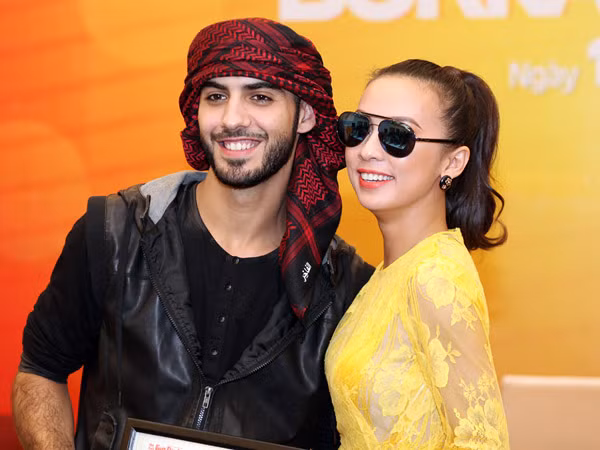 Omar trong buổi đấu giá từ thiện khá ế ẩm ở Việt Nam.