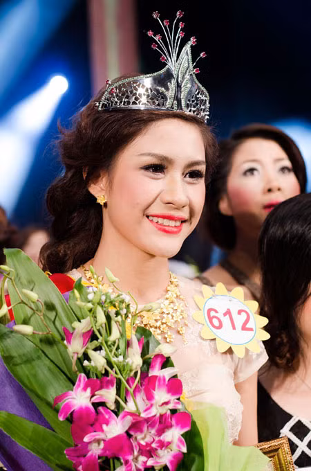 Chết cười với màn ứng xử của Nữ hoàng trang sức ảnh 1