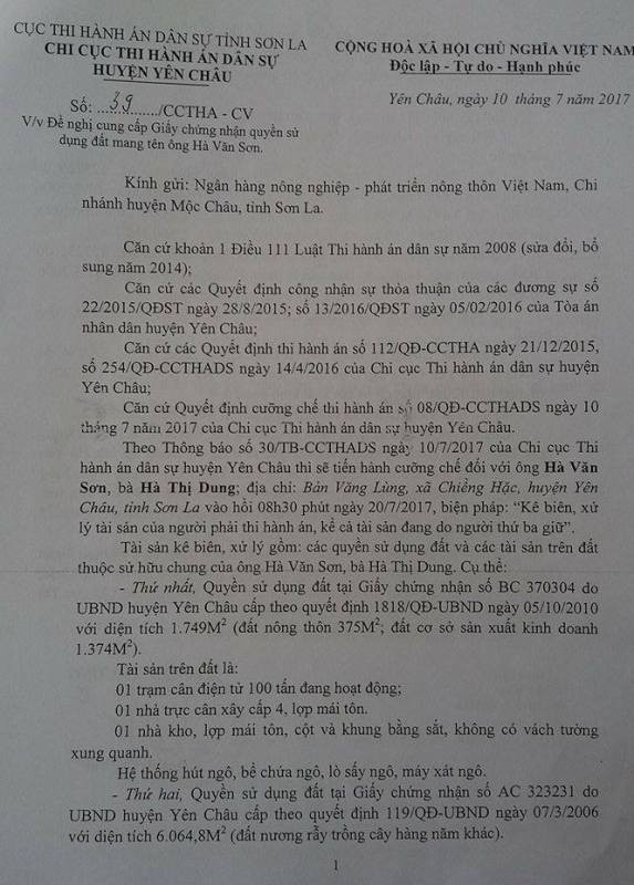 Trong buổi làm việc với phóng viên, ông Nguyễn Hữu Cửu khẳng định chỉ nhận được văn bản số 39/CCTHA-CV ngày 10/07/2017 về việc đề nghị cung cấp giấy chứng nhận quyền sử dụng đất mang tên ông Hà Văn Sơn của Chi cục Thi hành án dân sự huyện Yên Châu chứ không hề nhận được bất kỳ thông báo nào liên quan đến việc cưỡng chế kê biên tài sản nhà ông Hà Văn Sơn. Ảnh Trần Việt. Trong buổi làm việc với phóng viên, ông Nguyễn Hữu Cửu khẳng định chỉ nhận được văn bản số 39/CCTHA-CV ngày 10/07/2017 về việc đề nghị cung cấp giấy chứng nhận quyền sử dụng đất mang tên ông Hà Văn Sơn của Chi cục Thi hành án dân sự huyện Yên Châu chứ không hề nhận được bất kỳ thông báo nào liên quan đến việc cưỡng chế kê biên tài sản nhà ông Hà Văn Sơn. Ảnh Trần Việt.