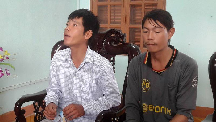 Anh Nguyễn Văn Huy Tâm (ngụ ấp Tân Thuận, xã Tân Lợi, huyện Tịnh Biên, An Giang, bên trái) kể lại hành trình bị bắt đi lao động trên biển. Ảnh: TT