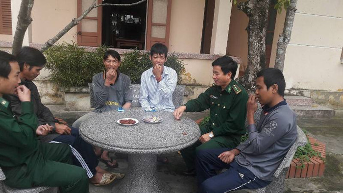 Lực lượng biên phòng động viên, giúp đỡ những nạn nhân trong vụ mua bán người. Ảnh: TT