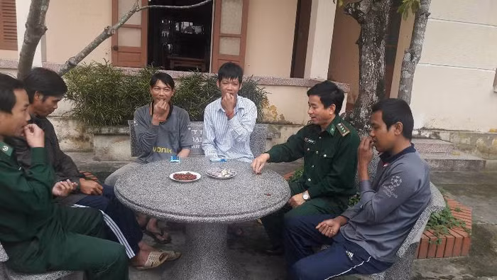 Lực lượng biên phòng động viên, giúp đỡ những nạn nhân trong vụ mua bán người. Ảnh: TT