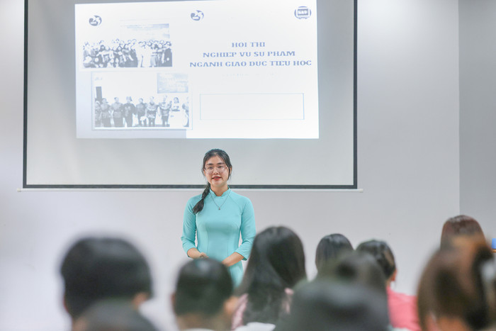 Sinh viên Ngành Giáo dục tiểu học Trường Đại học Khánh Hòa tại Hội thi Nghiệp vụ sư phạm vào ngày 16/03 vừa qua (Nguồn: Fanpage Trường Đại học Khánh Hòa).