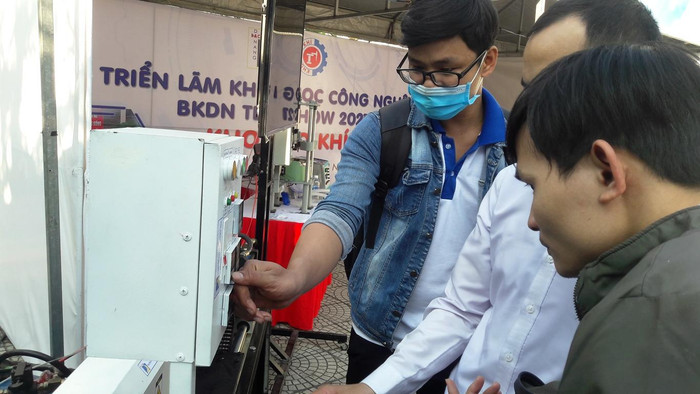 BKDN Techshow là nơi trình diễn các sáng chế của sinh viên. Đó là những sản phẩm “ra lò” dựa trên sự nổ lực và kết quả học tập, nghiên cứu miệt mài trên giảng đường đại học.