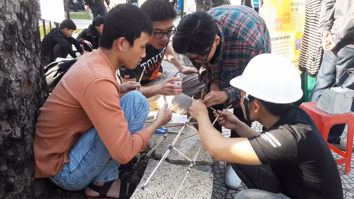 Một nhóm sinh viên đang khẩn trương hoàn thiện mô hình để trưng bày tại triển lãm.