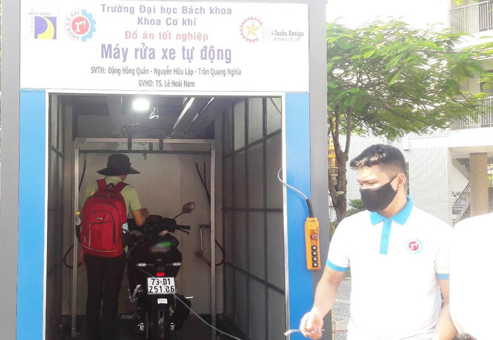 Thiết bị máy rửa xe tự động của Khoa Cơ Khí được đánh giá cao bởi tính ứng dụng thực tiễn.