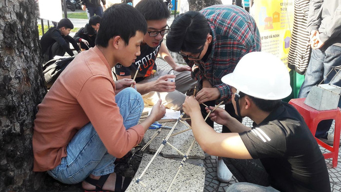 Một nhóm sinh viên đang khẩn trương hoàn thiện mô hình để trưng bày tại triển lãm.