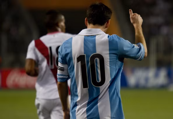 Messi đã hoàn toàn 'tắt điện' trong trận đấu với Peru. Messi đã hoàn toàn 'tắt điện' trong trận đấu với Peru.