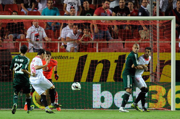 Nhưng ngay ở phút thứ 2, các cầu thủ đến từ thủ đô Madrid đã bị dội một gáo nước lạnh khi Trochowski tung cú sút quyết đoán từ pha đá phạt góc của Rakitic mở tỉ số trận đấu cho Sevilla... Nhưng ngay ở phút thứ 2, các cầu thủ đến từ thủ đô Madrid đã bị dội một gáo nước lạnh khi Trochowski tung cú sút quyết đoán từ pha đá phạt góc của Rakitic mở tỉ số trận đấu cho Sevilla...