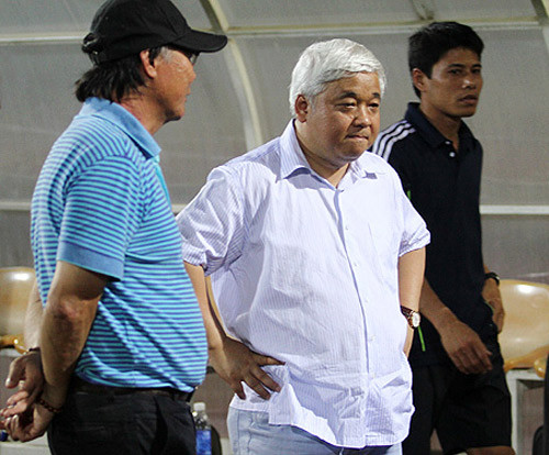 Ông Nguyễn Đức Kiên sinh năm 1964 và lớn lên tại Gia Lâm, Hà Nội. Năm 1980, ông thi đậu vào Đại học Kỹ thuật Quân sự (nay là Học viện Kỹ thuật Quân sự), khóa 15. Sau một năm học tại Học viện, đạt kết quả xuất sắc, ông được chọn đi du học tại Hungary. Từ năm 1981-1985, ông học tại Trường kỹ thuật quân sự Zalka Maté , ngành thông tin liên lạc quân sự. Từ năm 1985-1993 là cán bộ Tổng công ty Dệt May VN. Ông Nguyễn Đức Kiên sinh năm 1964 và lớn lên tại Gia Lâm, Hà Nội. Năm 1980, ông thi đậu vào Đại học Kỹ thuật Quân sự (nay là Học viện Kỹ thuật Quân sự), khóa 15. Sau một năm học tại Học viện, đạt kết quả xuất sắc, ông được chọn đi du học tại Hungary. Từ năm 1981-1985, ông học tại Trường kỹ thuật quân sự Zalka Maté , ngành thông tin liên lạc quân sự. Từ năm 1985-1993 là cán bộ Tổng công ty Dệt May VN.