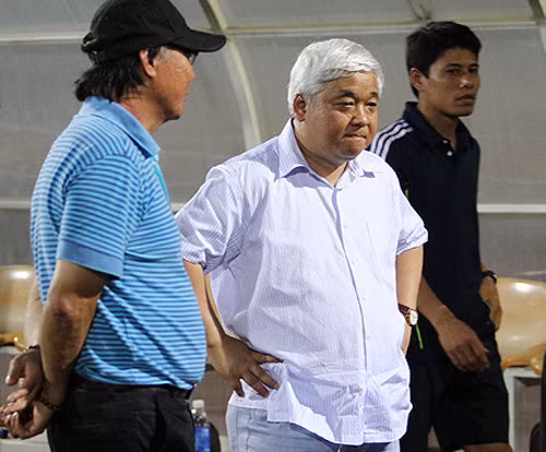 Ông Nguyễn Đức Kiên sinh năm 1964 và lớn lên tại Gia Lâm, Hà Nội. Năm 1980, ông thi đậu vào Đại học Kỹ thuật Quân sự (nay là Học viện Kỹ thuật Quân sự), khóa 15. Sau một năm học tại Học viện, đạt kết quả xuất sắc, ông được chọn đi du học tại Hungary. Từ năm 1981-1985, ông học tại Trường kỹ thuật quân sự Zalka Maté , ngành thông tin liên lạc quân sự. Từ năm 1985-1993 là cán bộ Tổng công ty Dệt May VN.