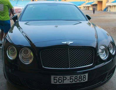 Bầu Kiên hay đánh con bentley tới sân Hàng Đẫy xem Hà Nội ACB thi đấu. Bầu Kiên hay đánh con bentley tới sân Hàng Đẫy xem Hà Nội ACB thi đấu.