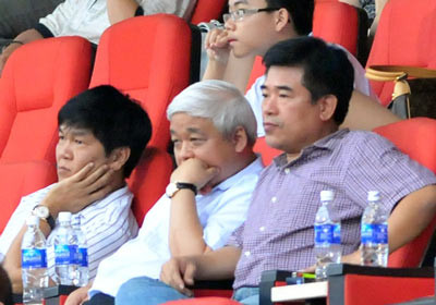 Ông Kiên cũng được biết đến trong cuộc tranh chấp bản quyền truyền hình với Liên đoàn bóng đá Việt Nam (VFF) và Công ty Cổ phần viễn thông và truyền thông An Viên (AVG). Tuy vậy, ngày 20 tháng 4 năm 2012, ông tuyên bố VPF đã có được bản quyền truyền hình từ tay AVG. Trong ảnh: Bầu Kiên ngồi giữa. Ông Kiên cũng được biết đến trong cuộc tranh chấp bản quyền truyền hình với Liên đoàn bóng đá Việt Nam (VFF) và Công ty Cổ phần viễn thông và truyền thông An Viên (AVG). Tuy vậy, ngày 20 tháng 4 năm 2012, ông tuyên bố VPF đã có được bản quyền truyền hình từ tay AVG. Trong ảnh: Bầu Kiên ngồi giữa.