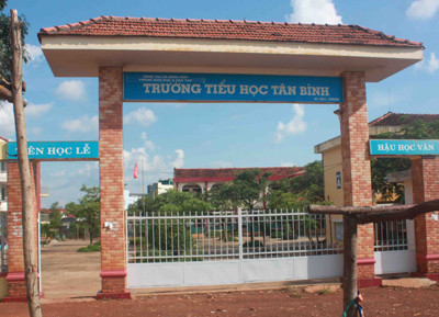 Trường tiểu học Tân Bình, nơi xảy ra chuyện lạ lùng trên. Trường tiểu học Tân Bình, nơi xảy ra chuyện lạ lùng trên.