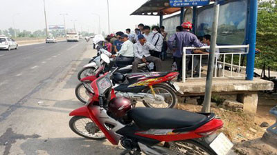 Hà Nội: Xe tải tông nhà chờ xe buýt, 7 người bị thương ảnh 1 Hà Nội: Xe tải tông nhà chờ xe buýt, 7 người bị thương ảnh 1