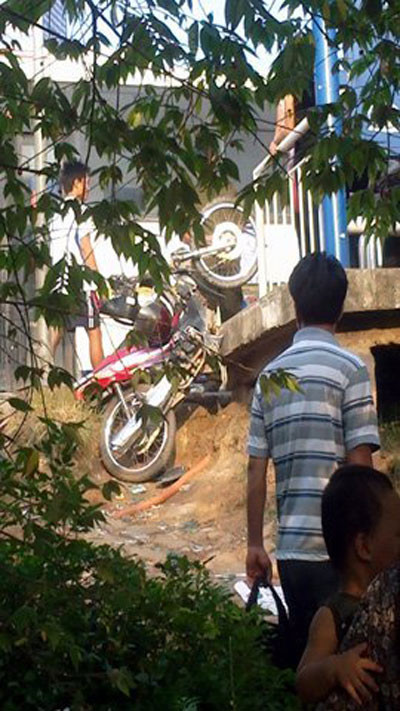 Chiếc xe máy bị xe tải tông còn mắc ở nhà chờ xe buýt. Chiếc xe máy bị xe tải tông còn mắc ở nhà chờ xe buýt.