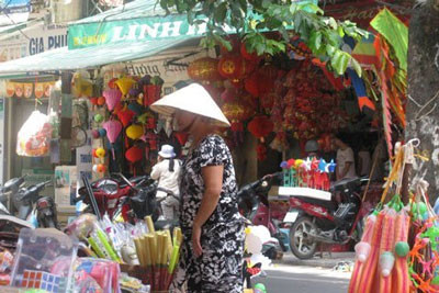 Phố Hàng Mã tấp nập vào dịp kinh doanh lớn nhất của năm Phố Hàng Mã tấp nập vào dịp kinh doanh lớn nhất của năm
