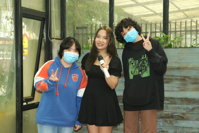 Bùi Minh Phương (đứng giữa) cùng các bạn học sinh đến tham dự buổi chia sẻ trong dự án phòng chống bạo lực ngôn ngữ học đường của mình. (Ảnh: NVCC). Bùi Minh Phương (đứng giữa) cùng các bạn học sinh đến tham dự buổi chia sẻ trong dự án phòng chống bạo lực ngôn ngữ học đường của mình. (Ảnh: NVCC).