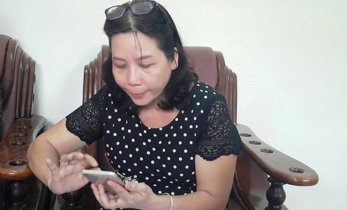 Bà Lê Thị Hoàng Anh – Hiệu trưởng trường tiểu học Lý Công Uẩn bật khóc và cho rằng bị áp lực khi phụ huynh liên tục vào trường chụp ảnh bữa ăn mà không thông qua ban giám hiệu, nhà trường. Ảnh: TT Bà Lê Thị Hoàng Anh – Hiệu trưởng trường tiểu học Lý Công Uẩn bật khóc và cho rằng bị áp lực khi phụ huynh liên tục vào trường chụp ảnh bữa ăn mà không thông qua ban giám hiệu, nhà trường. Ảnh: TT