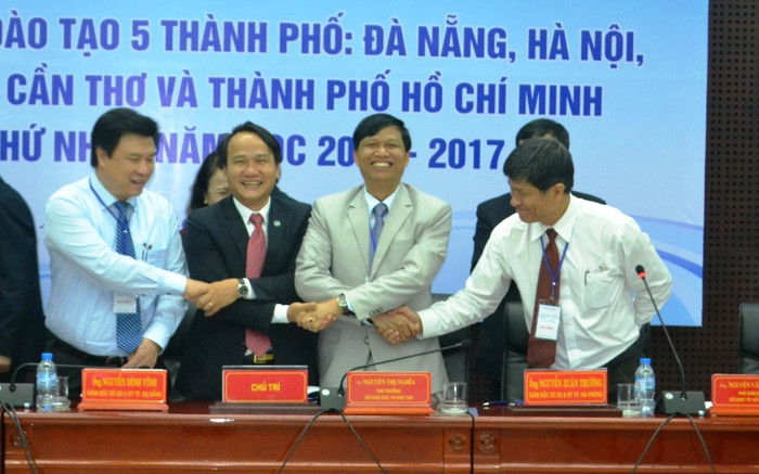 Thi kiểu gì thì giám thị và thí sinh vẫn việc ai nấy làm ảnh 4 Thi kiểu gì thì giám thị và thí sinh vẫn việc ai nấy làm ảnh 4