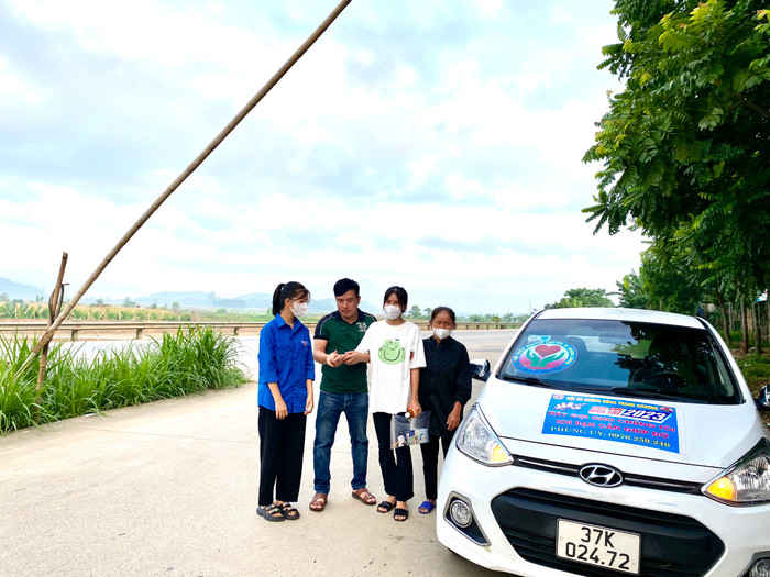 &quot;Đội xe không đồng Thanh Chương&quot; đưa đón thí sinh về điểm thi. Ảnh: NVCC