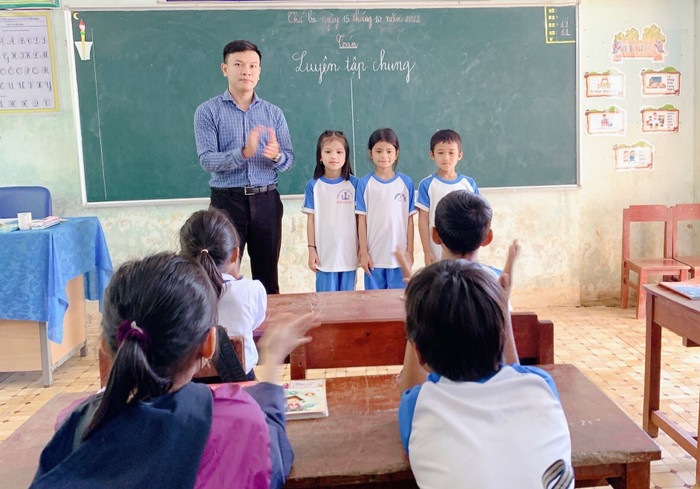 Thầy giáo Trần Lê Minh Chiến cùng học sinh Trường Phổ thông Dân tộc bán trú Tiểu học và Trung học cơ sở Sơn Màu (Ảnh: NVCC). Thầy giáo Trần Lê Minh Chiến cùng học sinh Trường Phổ thông Dân tộc bán trú Tiểu học và Trung học cơ sở Sơn Màu (Ảnh: NVCC).