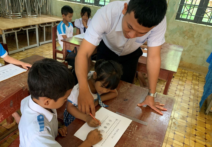 Thầy Chiến luôn nỗ lực mang đến những phương pháp dạy học mới, sáng tạo cho các em học sinh dân tộc thiểu số (Ảnh: NVCC). Thầy Chiến luôn nỗ lực mang đến những phương pháp dạy học mới, sáng tạo cho các em học sinh dân tộc thiểu số (Ảnh: NVCC).