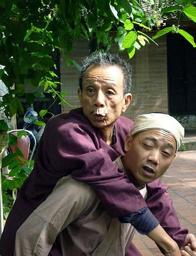 Văn Hiệp (áo tím) trong một tiểu phẩm hài Tết Văn Hiệp (áo tím) trong một tiểu phẩm hài Tết