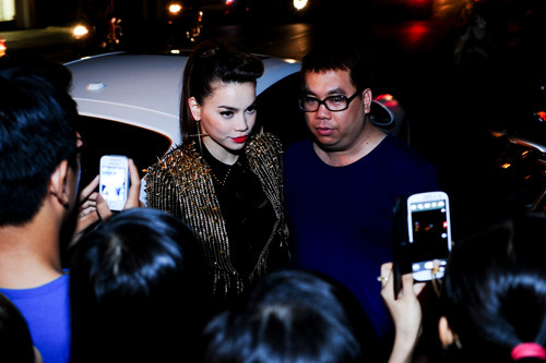 Người hâm mộ vây quanh khi Hà Hồ xuất hiện Người hâm mộ vây quanh khi Hà Hồ xuất hiện