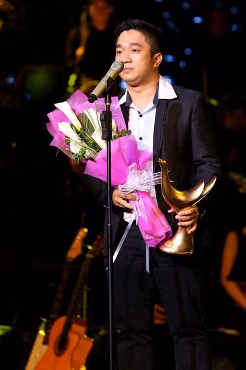 Nhạc sỹ Hoàng Nhã nhận giải thay Mỹ Tâm