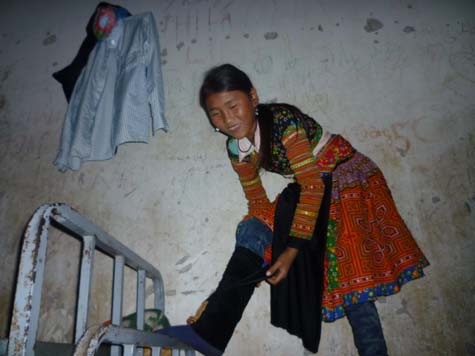 Rất nhiều học sinh nữ đã bị bắt làm vợ khi nghỉ học ở nhà đi làm nương, lên rừng kiếm ăn. (Ảnh Thu Hòe) Rất nhiều học sinh nữ đã bị bắt làm vợ khi nghỉ học ở nhà đi làm nương, lên rừng kiếm ăn. (Ảnh Thu Hòe)