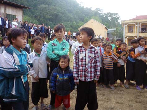 Đến thời kỳ mùa vụ hay những ngày giáp hạt, ở Kim Bon lại có đến 30% học sinh phải nghỉ học để đi làm nương. (Ảnh Thu Hòe) Đến thời kỳ mùa vụ hay những ngày giáp hạt, ở Kim Bon lại có đến 30% học sinh phải nghỉ học để đi làm nương. (Ảnh Thu Hòe)