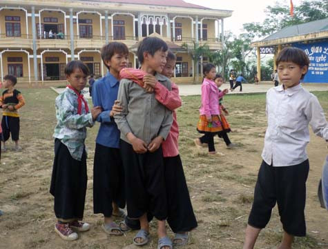 Có em phải nghỉ học 3-4 ngày, có em nghỉ 1 tuần, có những em nghỉ học cả tháng và cũng có những em phải nghỉ học hẳn để phụ giúp gia đình hoặc lấy vợ, lấy chồng khi chưa học xong cấp 1. (Ảnh Thu Hòe) Có em phải nghỉ học 3-4 ngày, có em nghỉ 1 tuần, có những em nghỉ học cả tháng và cũng có những em phải nghỉ học hẳn để phụ giúp gia đình hoặc lấy vợ, lấy chồng khi chưa học xong cấp 1. (Ảnh Thu Hòe)