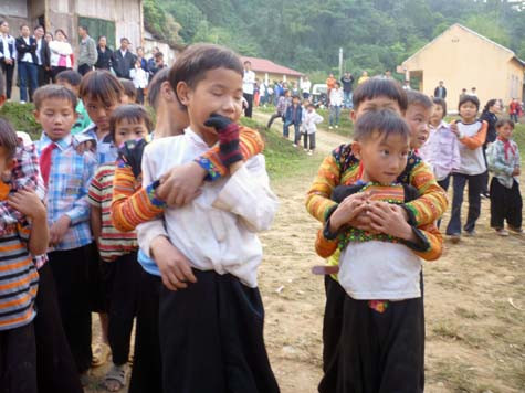 Trẻ em ở Kim Bon mới 6 tuổi đã biết đi làm nương. Mỗi khi mùa vụ tới, những đứa trẻ này lại phải gián đoạn việc học ở trường về nhà giúp gia đình. (Ảnh Thu Hòe) Trẻ em ở Kim Bon mới 6 tuổi đã biết đi làm nương. Mỗi khi mùa vụ tới, những đứa trẻ này lại phải gián đoạn việc học ở trường về nhà giúp gia đình. (Ảnh Thu Hòe)