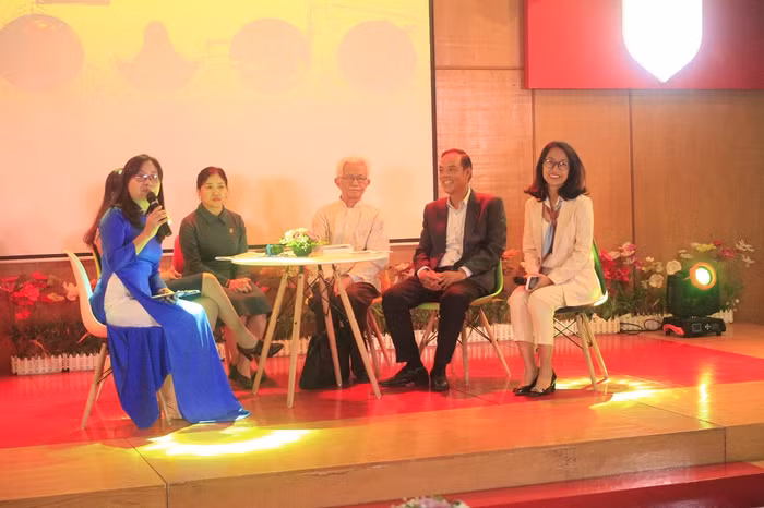 Các đại biểu và chuyên gia đến tham gia Hội thảo Xây dựng trường học hạnh phúc vì sự phát triển của mỗi học sinh (ảnh Trinh Phúc).