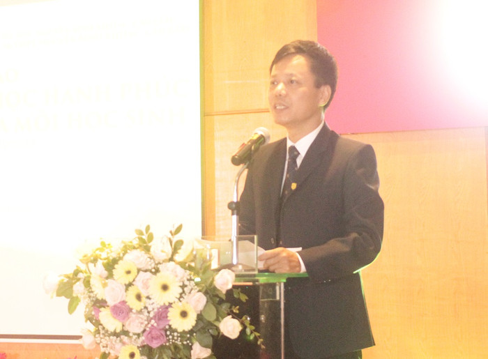 Thầy Đàm Tiến Nam- Hiệu trưởng Trường Trung học cơ sở & Trung học phổ thông Nguyễn Bỉnh Khiêm (ảnh Trinh Phúc). Thầy Đàm Tiến Nam- Hiệu trưởng Trường Trung học cơ sở & Trung học phổ thông Nguyễn Bỉnh Khiêm (ảnh Trinh Phúc).