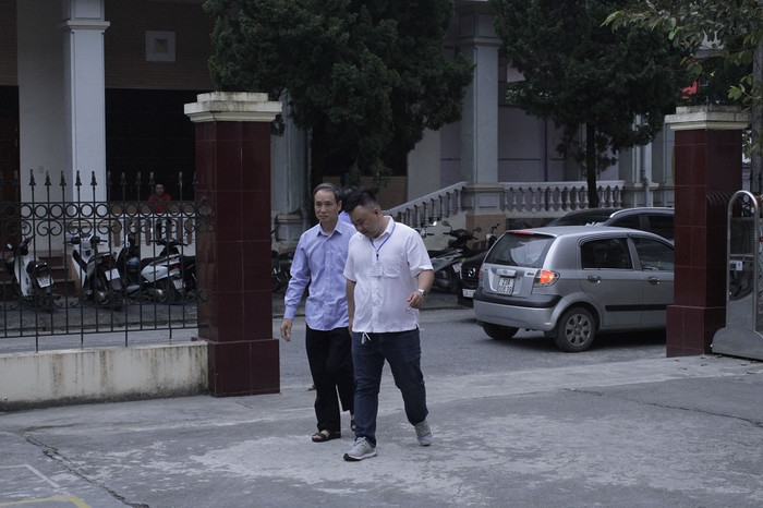 Bị cáo Phạm Văn Khuông đến phiên toàn (áo xanh - ảnh Trinh Phúc). Bị cáo Phạm Văn Khuông đến phiên toàn (áo xanh - ảnh Trinh Phúc).