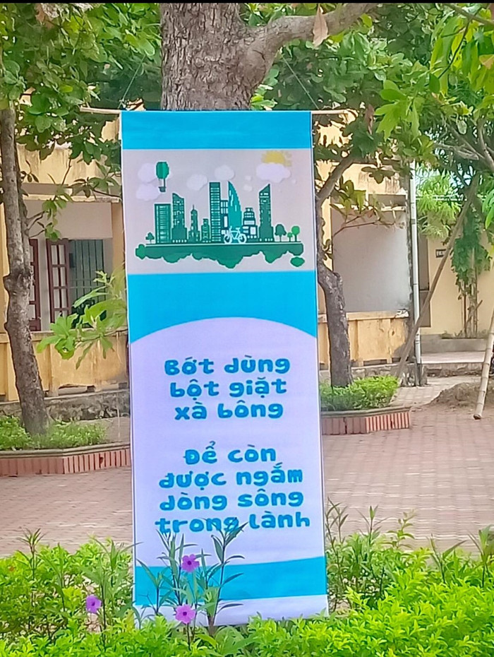 Những khẩu hiệu đơn giản nhưng dễ đi vào lòng người (ảnh - Hoàng Phước Mỹ).