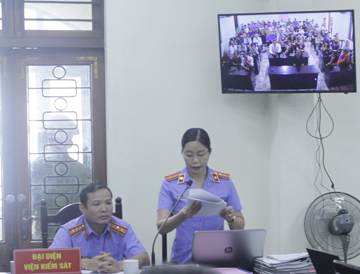 Sáng ngày 18/10, Viện kiểm sát công bố tin nhắn của vợ Chủ tịch tỉnh Hà Giang gửi bị cáo Triệu Thị Chính (ảnh Trinh Phúc). Sáng ngày 18/10, Viện kiểm sát công bố tin nhắn của vợ Chủ tịch tỉnh Hà Giang gửi bị cáo Triệu Thị Chính (ảnh Trinh Phúc).