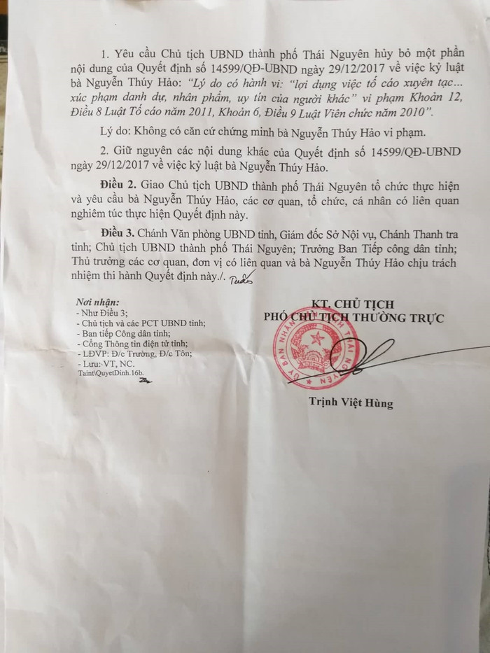 Trước đây, để kỷ luật cô Hảo, người ta cho rằng cô đã lợi dụng tố cáo xuyên tạc... xúc phạm danh dự, nhân phẩm uy tín của người khác. Nhưng nay cô giáo Hảo đã được minh oan (ảnh Trinh Phúc). Trước đây, để kỷ luật cô Hảo, người ta cho rằng cô đã lợi dụng tố cáo xuyên tạc... xúc phạm danh dự, nhân phẩm uy tín của người khác. Nhưng nay cô giáo Hảo đã được minh oan (ảnh Trinh Phúc).