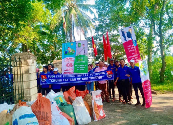 Học trò Trường Lý Tự Trọng ra sức giải cứu dòng sông quê hương! Học trò Trường Lý Tự Trọng ra sức giải cứu dòng sông quê hương!
