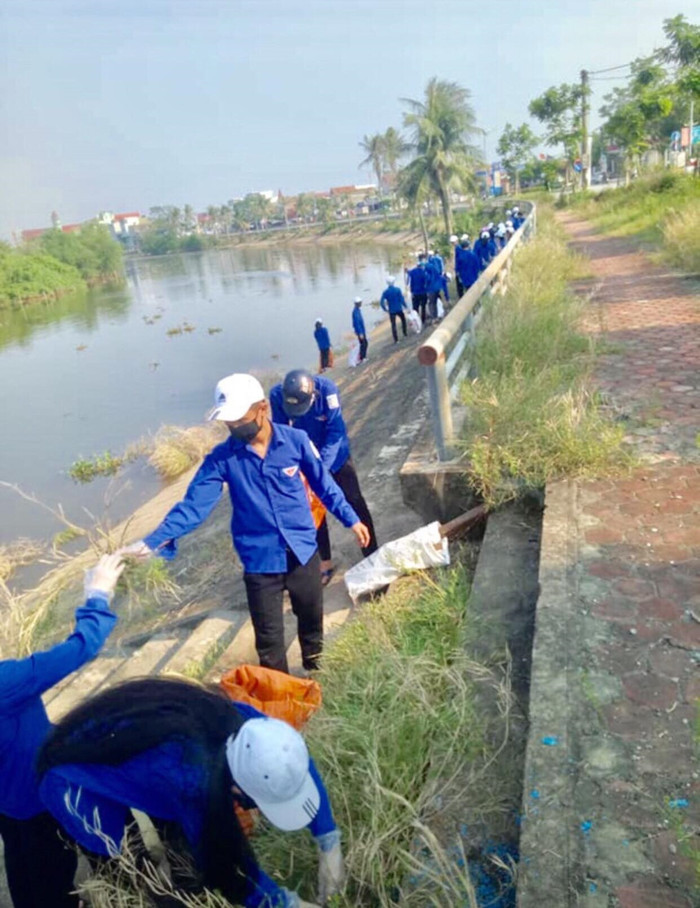 Học sinh trường Lý Tự Trọng nhặt nhạnh từng mẫu rác nhỏ để dòng sông Cày quê hương mình thêm sạch đẹp (ảnh - Hoàng Phước Mỹ).