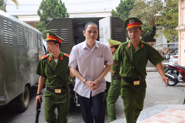 Bị cáo Lương là người tự ý mở phòng chứa đựng bài thi vận chuyển thùng chứa đựng phiếu trả lời trắc nghiệm về Sở Giáo dục và Đào tạo để sửa đáp án (ảnh Trinh Phúc).