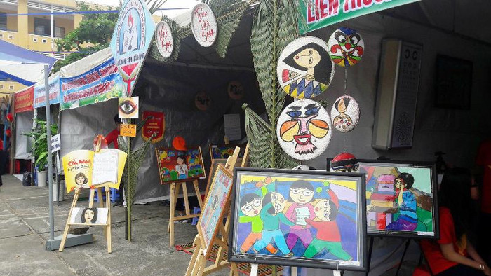 Những căn trại được học sinh tô vẽ bằng các bức tranh sinh động. Ảnh: TT
