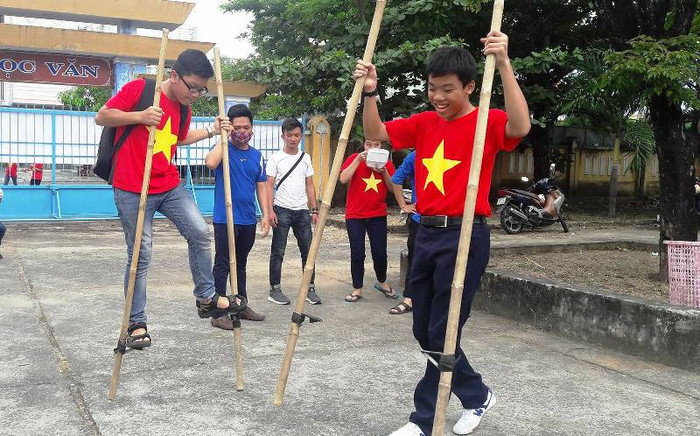 Đi cà kheo cũng phải luyện tập đồ mồ hôi mới sử dụng thành thục.