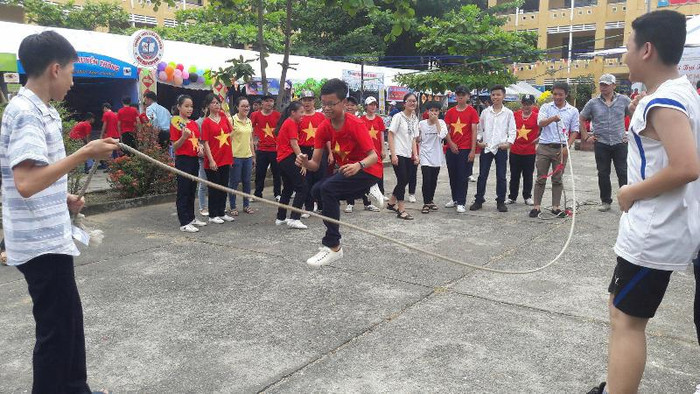 Nhảy dây vốn là một môn thể dục tốt cho sức khỏe nay trở thành một trò chơi hấp dẫn.