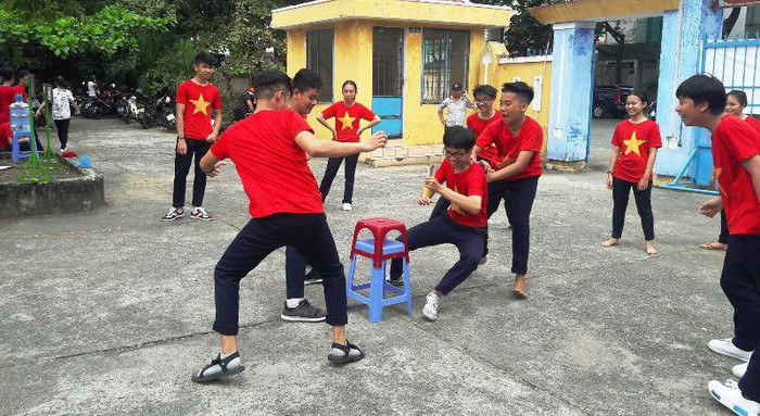 Để cướp được trái cầu để giữa, mỗi đội phải chuẩn bị kỹ càng, nhanh nhẹn.