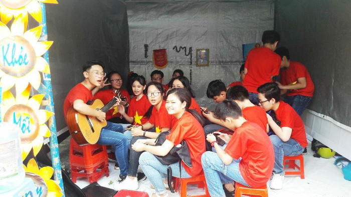 Một nhóm yêu ca nhạc, đàn sáo của một trường trung học cơ sở tham gia ngày hội trại hè.