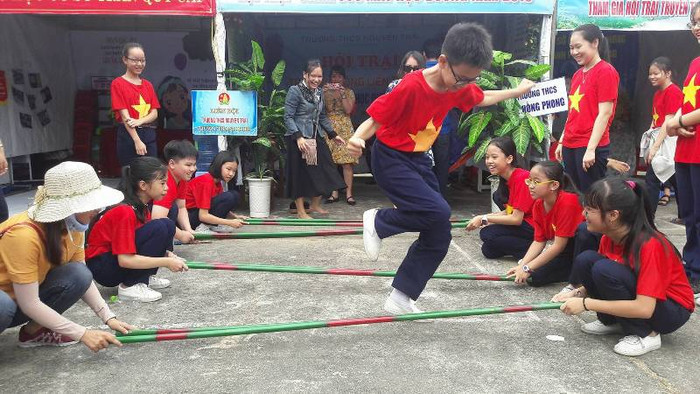 Nhảy sạp trong điệu nhạc rộn ràng, giục giã cũng khiến các bạn trẻ bớt căng thẳng trong những ngày hè.